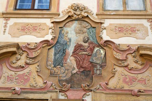 Gros plan sur le tableau et la décoration en façade, Loretanska, Hradčany - Praga, Repubblica Ceca