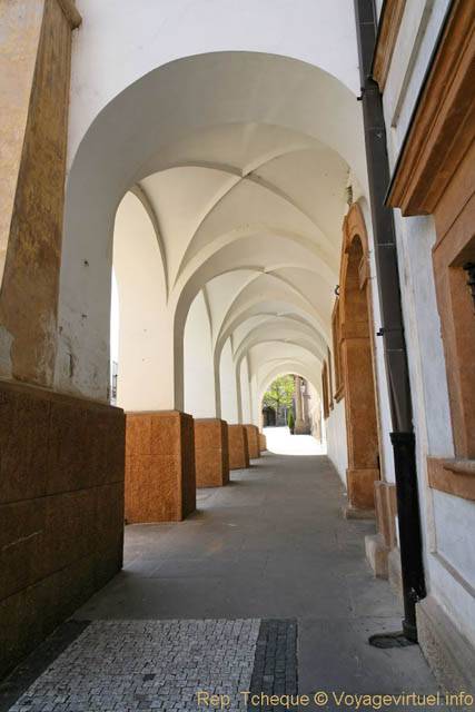 Hradčany, Loretanska, voûtes croisées et arcades blanches - Praga, Repubblica Ceca