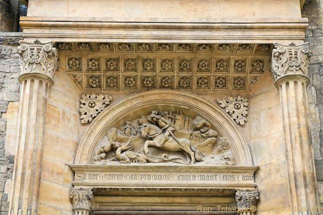 Hradčany, St Georges terrasse le dragon, sculptures du fronton de la basilique Saint-Georges - Praga, Repubblica Ceca
