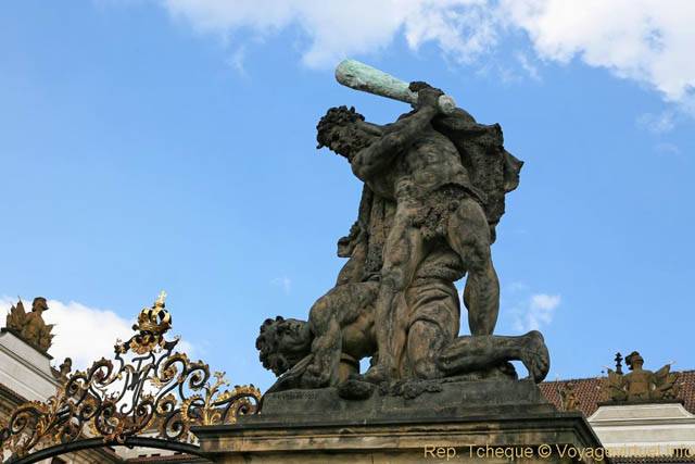 Hradčany, une statue de géant, sculptée par Ignác Platzer, entrée de la cour d'honneur du château de Prague - Praga, Repubblica Ceca