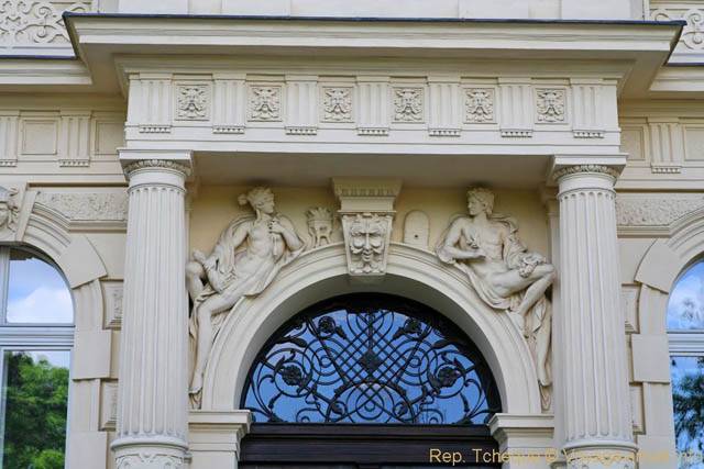 Sculptures entre les colonnes,Janackovo Nabr - Praga, Repubblica Ceca