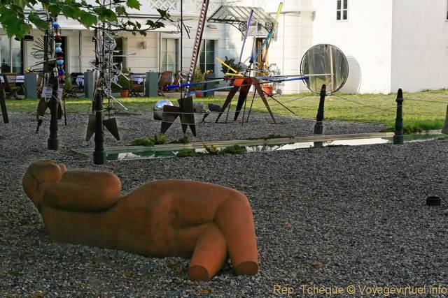 Sculpture couchée et oeuvres de plasticiens, Kampa Museum, Sovovy Mlyny - Praga, Repubblica Ceca