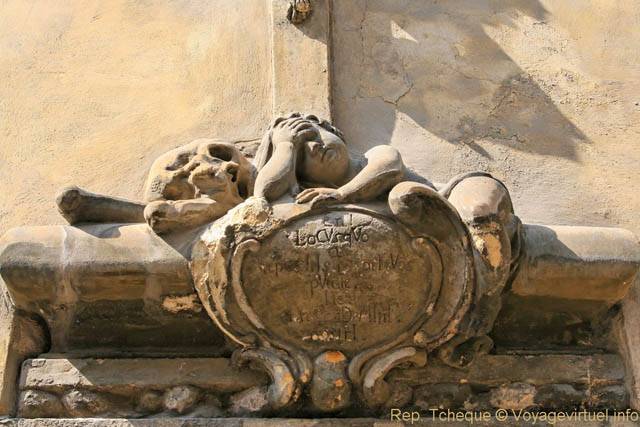 Karlova, l'angelot sur le médaillon, sculture - Praga, Repubblica Ceca
