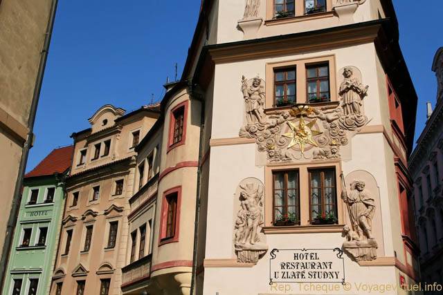 Karlova, sculptures sur la façade de l'hôtel-restaurant U Zlaté Studny - Praga, Repubblica Ceca