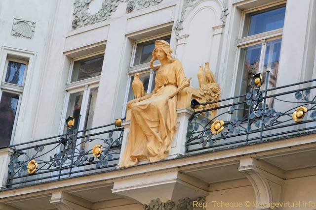 Statue sur le balcon, Karlova U Zlaté Studne - Praga, Repubblica Ceca