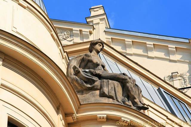 Statue de femme allongée, U Prašné brány - Praga, Repubblica Ceca