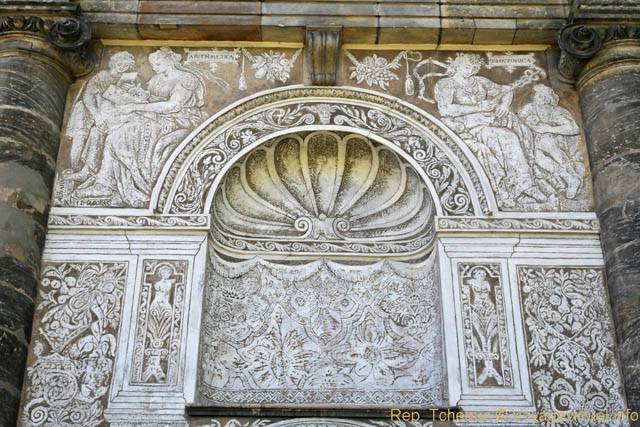 Ornementation de sgraffites sur une façade, œuvre de l’architecte Bonifác Wohlmu, Maison du jeu de paume - Praga, Repubblica Ceca