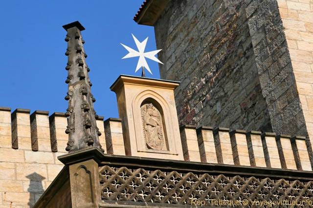 Vierge sculptée sur l'église Notre-Dame sous la chaîne dans Lázeňská, Malá Strana - Praga, Repubblica Ceca