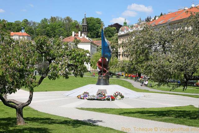 Malostranska Place, gerbes devant le Mémorial - Praga, Repubblica Ceca