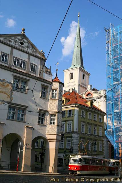 Le clocher émergeant, Place Malostranské, Malá Strana - Praga, Repubblica Ceca