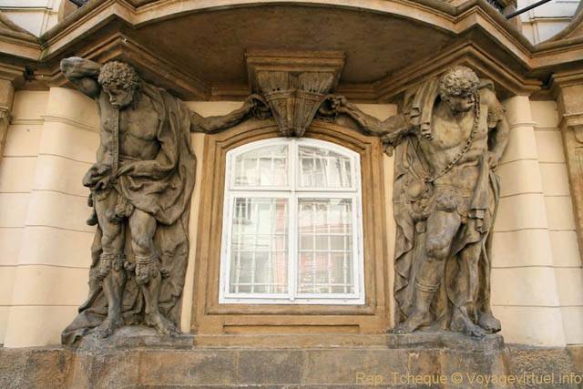 Atlantes sur Malostranské, en allant vers le couvent de Strahov, Malá Strana - Praga, Repubblica Ceca