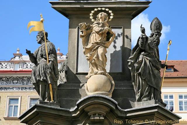 Gros plan sur les statues de la Colonne de la Trinité, Place Malostranské, Malá Strana - Praga, Repubblica Ceca