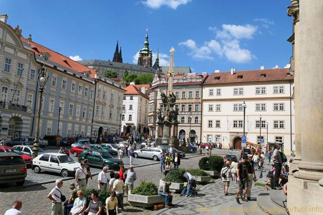Vue d'ensemble de la Place Malostranské et de la Colonne de la Trinité, vieille ville, Malá Strana - Praga, Repubblica Ceca