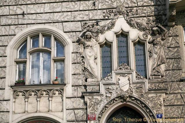 Sculptures au-dessus de l'entrée du 6 Masarykovo Nabrezy - Praga, Repubblica Ceca