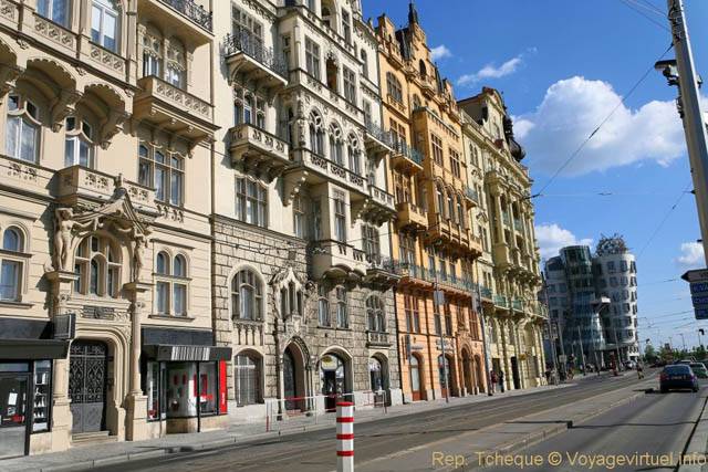 Ensemble de façades au début de Masarykovo Nabrezy, vers la maison qui danse - Praga, Repubblica Ceca