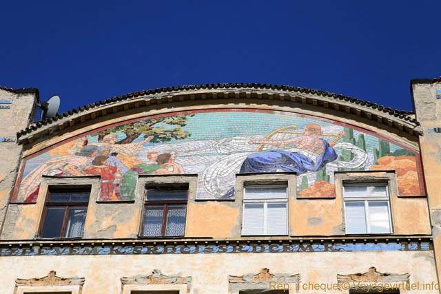 Immense mosaique en haut de l'immeuble Hlahol, 16 Masarykovo Nabrezy - Praga, Repubblica Ceca