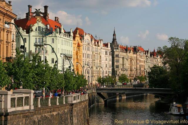 Le pont menant à l'île Slovanský et le quai Masarykovo - Praga, Repubblica Ceca