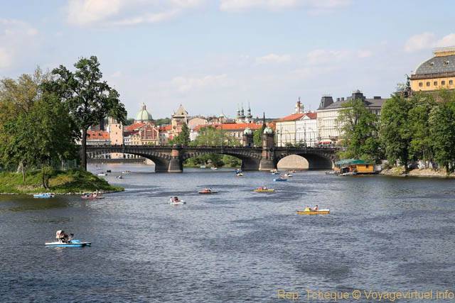 Le Most Legii et les pédalos sur la Vltava - Praga, Repubblica Ceca