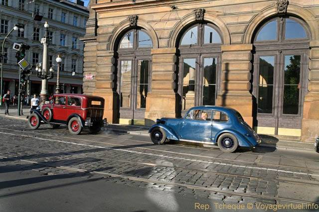 Voitures anciennes devant le Théâtre national (Národní Divadlo) - Praga, Repubblica Ceca