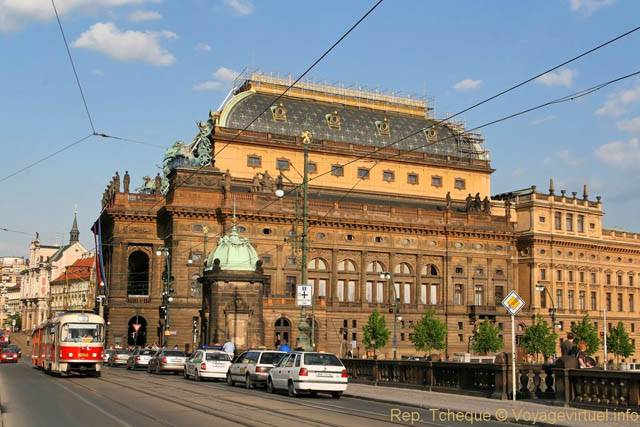 Théâtre national (Národní Divadlo), vue depuis le pont Most legii - Praga, Repubblica Ceca