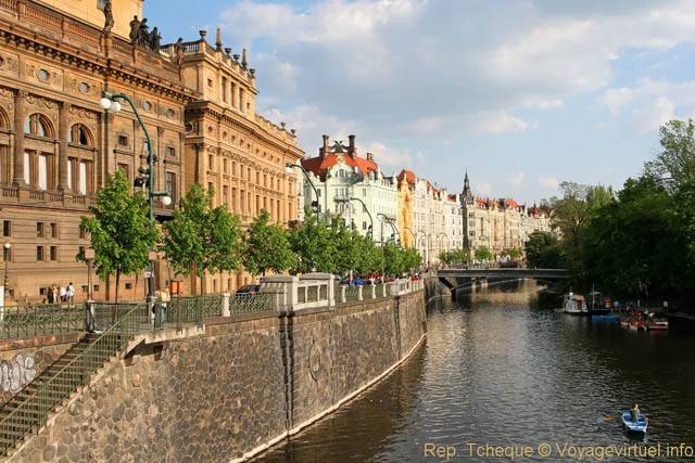 Le quai Masarykovo devant le Théâtre national - Praga, Repubblica Ceca