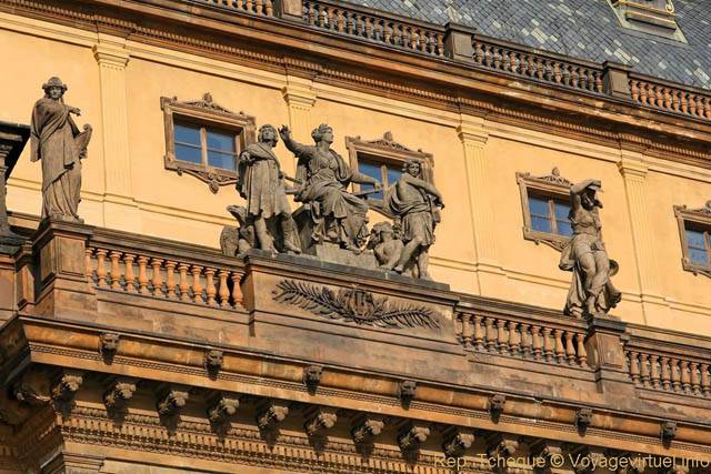 Groupe de statues sur le Théâtre national (Národní Divadlo) - Praga, Repubblica Ceca