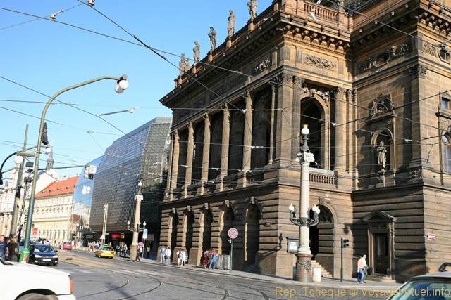 La façade du National théâtre et de la  Lanterne magique, côté avenue Národní, Nova Scena Divadlo - Praga, Repubblica Ceca