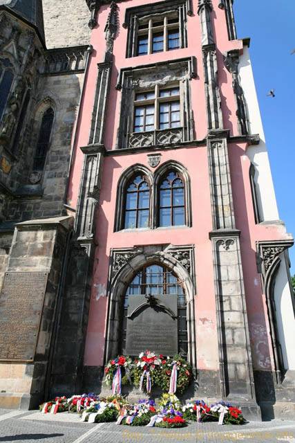 Gerbes de fleurs devant le monument, Ancien Hôtel de ville, (Staroměstské náměstí) - Praga, Repubblica Ceca