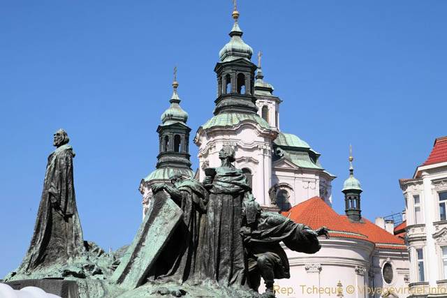 Place de la Vieille-Ville, gros plan sur les statues du Monument à Jan Hus - Praga, Repubblica Ceca