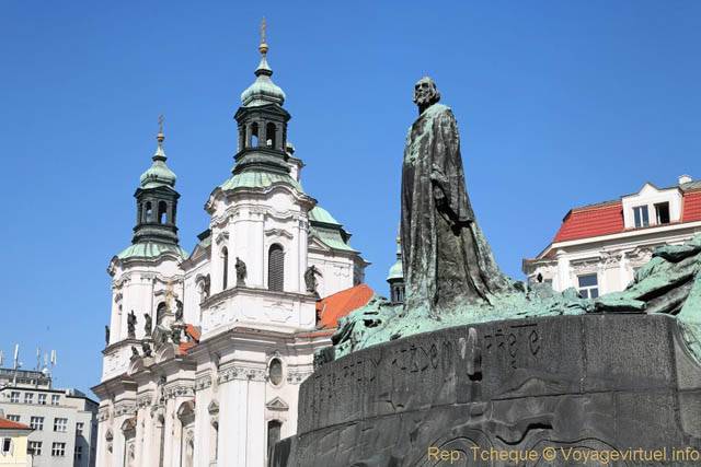 Jean Hus devant les clochers de l'Église saint-Nicolas, Place de la Vieille-Ville - Praga, Repubblica Ceca