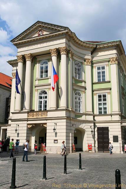 Ovocny Trh, autre vue de la façade du théâtre des Etats - Praga, Repubblica Ceca