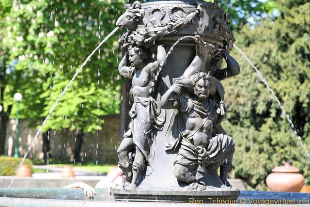Scultures sur une fontaine, Palais d'été de la reine Anne (Letohrádek královny Anny), (Prazsky Hrad) - Praga, Repubblica Ceca