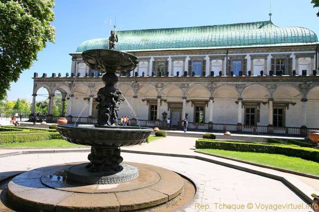 Fontaine devant le Palais d'été de la reine Anne (Letohrádek královny Anny), (Prazsky Hrad) - Praga, Repubblica Ceca