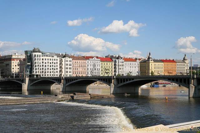 Le pont et le quai, Rasinovo Nabrezi, Jiraskuv Most - Praga, Repubblica Ceca