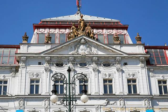 Republiky Place, statues au-dessus d'une façade - Praga, Repubblica Ceca