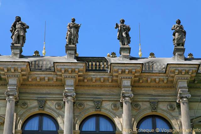 Personnages sur colonnes, Rudolfinum, Alsovo Nabrezi - Praga, Repubblica Ceca