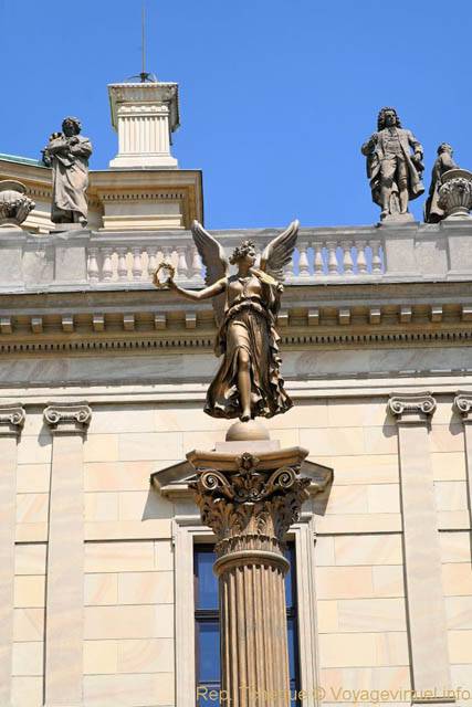 Statue de l'ange sur la colonne, Rudolfinum, Alsovo Nabrezi - Praga, Repubblica Ceca