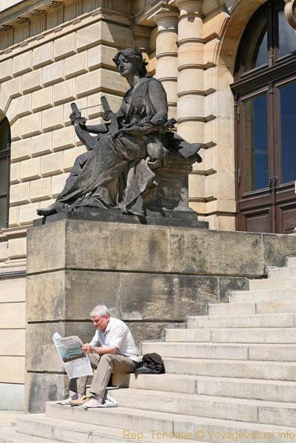 Le lecteur de journal et la statue, Rudolfinum, Alsovo Nabrezi - Praga, Repubblica Ceca