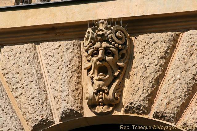 Rytirska, gueule béante sculptée sur un fronton - Praga, Repubblica Ceca