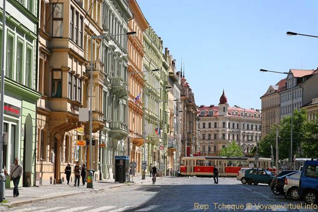 Senovazne Nam, tramway et façades colorées - Praga, Repubblica Ceca
