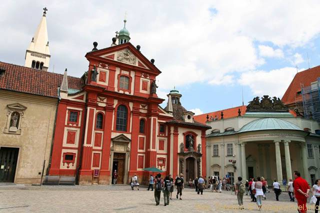 Façade baroque de la Basilique et du cloitre de St Georges, (Jiřský klášter) - Praga, Repubblica Ceca