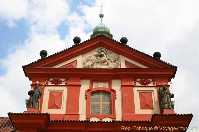 Haut-relief du fronton, Saint Georges terrasse le Dragon, Basilique, (Jiřský klášter) - Praga, Repubblica Ceca