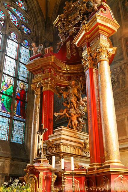 Cathédrale Sv Vit Vaclav A Vojtech Katedrala, statuaire entouré de colonnes, (Prazsky Hrad) - Praga, Repubblica Ceca