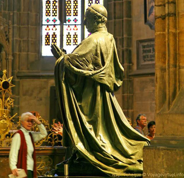 St Vitus Cathédrale, statue de pape en prière, (Prazsky Hrad) - Praga, Repubblica Ceca