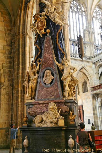 Un monument à l'intérieur de la cathédrale Sv Vit - Praga, Repubblica Ceca