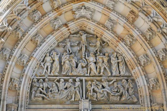 Le tympan du portail central, la crucifixion du Christ, Cathédrale Saint-Guy, (Prazsky Hrad) - Praga, Repubblica Ceca