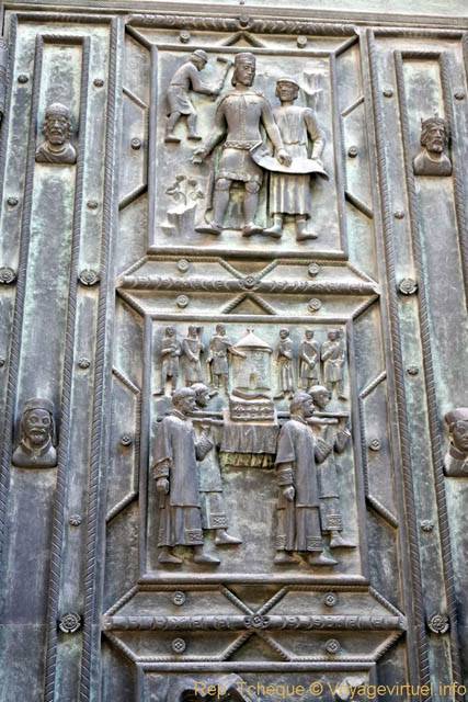Haut-relief sur une porte, Cathédrale Sv Vit, (Prazsky Hrad) - Praga, Repubblica Ceca
