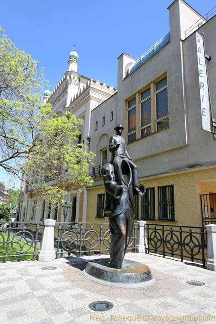 Statue de Kafka, Synagogue Espagnole, Josefov - Praga, Repubblica Ceca