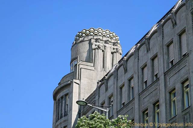 Statues en groupe de trois au sommet d'un immeuble, Vaclavske Namesti - Praga, Repubblica Ceca