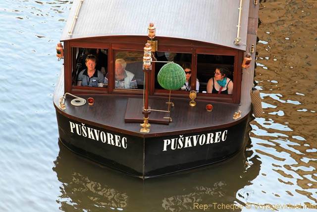Vltava, les touristes dans le bateau Puskvorec - Praga, Repubblica Ceca